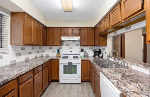 Rockford House | Spacious double unit near shops