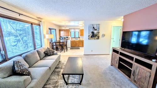 Downtown Anchorage Apartment | Spacious Downtown 2-bdrm Apartment