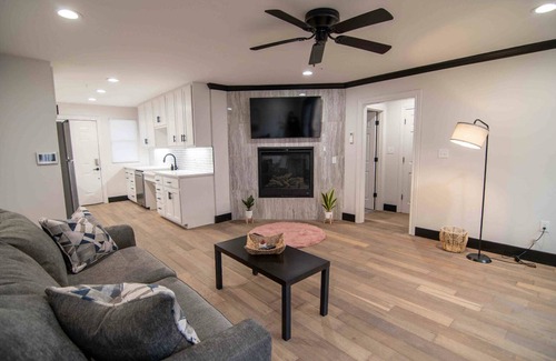 Midland Apartment | ☕️Spacious Downtown Apartment | AMAZING Kitchen