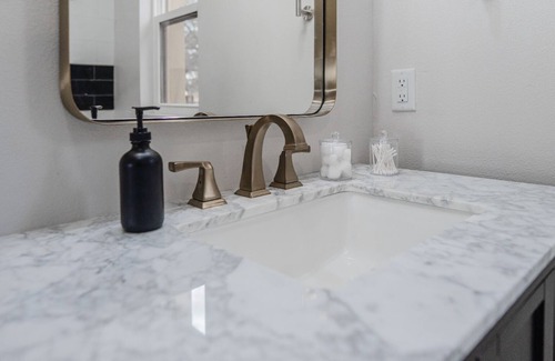 Midland Apartment | ☕️Spacious Downtown Apartment | AMAZING Kitchen