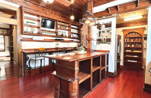 Downtown Apartment | Spacious Downtown Flat w/free parking