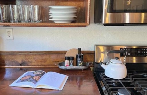 Downtown Apartment | Spacious Downtown Flat w/free parking