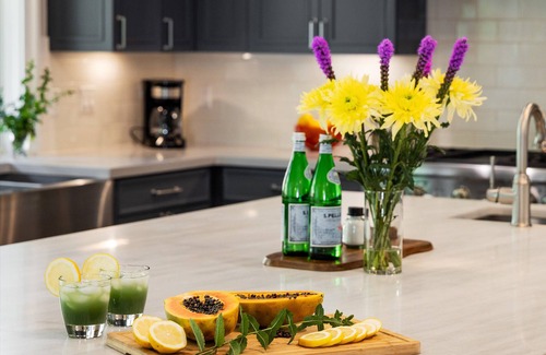 Whittier House | Spacious Downtown Gem, Steps to Pearl St Mall & CU