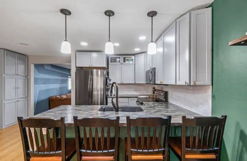 Redmond House | Spacious downtown pad - billiards/ping pong/sauna