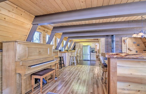 Duck Creek Village Cabin | Spacious Duck Creek Village Cabin w/Hot Tub!