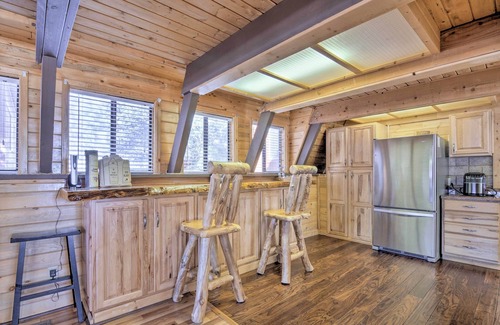 Duck Creek Village Cabin | Spacious Duck Creek Village Cabin w/Hot Tub!