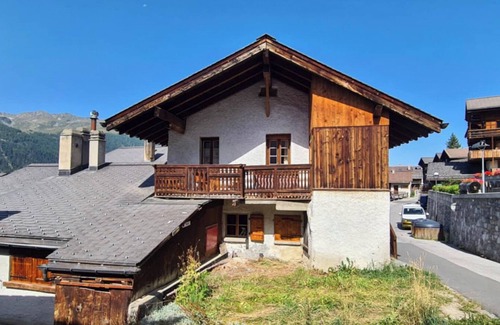 St. Luc Ski Chalet | Spacious duplex apartment in chalet – Sleeps 8Charming apartment of 96 m² on 2 floors, located in a