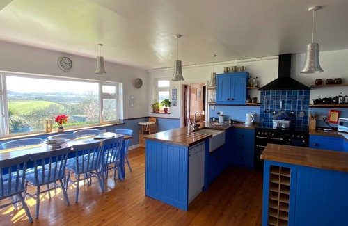 Ningwood House | Spacious Eco friendly house, 5 beds, 4 bath, Fabulous Views, EV Charger