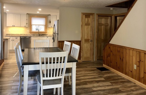 Eidelweiss Village House | Spacious Eidelwiess Ski chalet close to N Conway and mountains, dog friendly