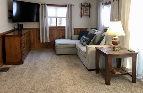 Eidelweiss Village House | Spacious Eidelwiess Ski chalet close to N Conway and mountains, dog friendly
