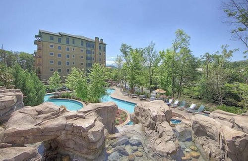 Pigeon Forge Condo | Spacious end unit Bldg #4 Riverstone Luxury Condo 7 NIGHT DISCOUNT OR MORE
