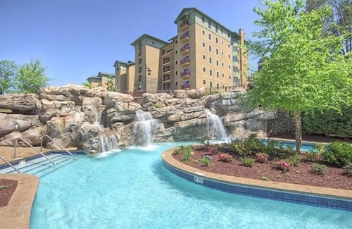 Pigeon Forge Condo | Spacious end unit Bldg #4 Riverstone Luxury Condo 7 NIGHT DISCOUNT OR MORE