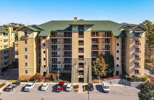 Pigeon Forge Condo | Spacious end unit Bldg #4 Riverstone Luxury Condo 7 NIGHT DISCOUNT OR MORE