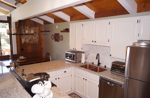Mammoth Lakes Condo | Spacious Entertainers Paradise 4Bed, Hot Tub, Walkable to Town