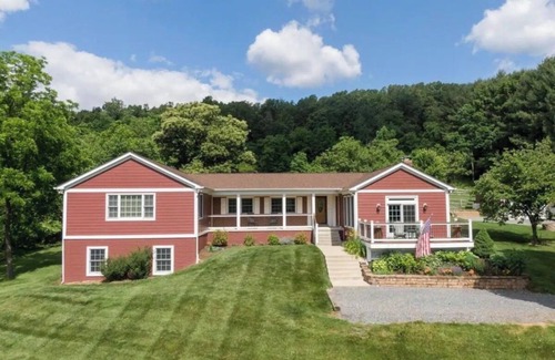 Millville House | Spacious estate in charming Purcellville with WiFi, fitness room, AC