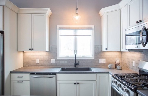 Janesville House | Spacious Executive 2BR Home Near Shopping & Dining