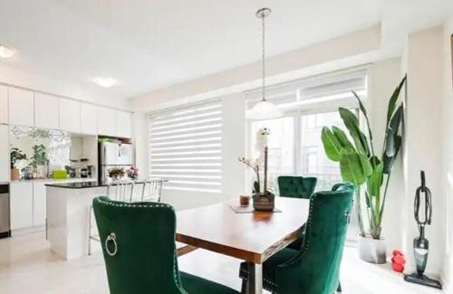 Oakville Apartment | Spacious Executive Townhome