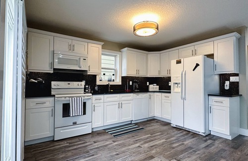 Grand Bend House | Spacious Family Cottage in Grand Bend | Short Walk to the Beach