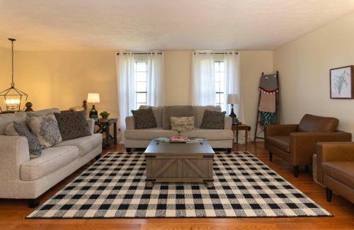 Williamstown House | Spacious Family Cottage - Near the Ark