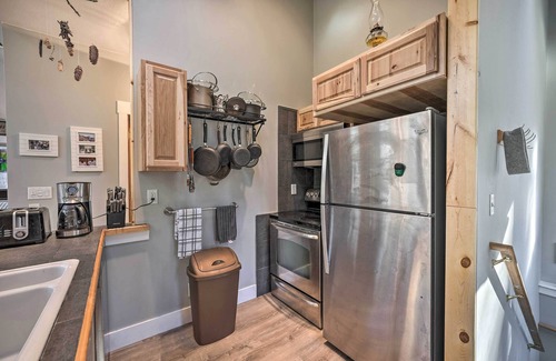 Montague Cabin | Spacious Family Escape: Walk to Lake Michigan!