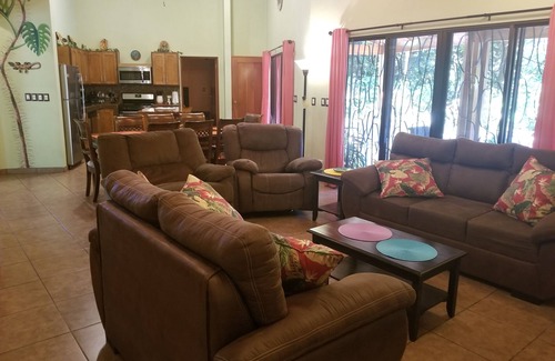 Manuel Antonio House | Spacious family friendly home centrally located in the heart of Manuel Antonio