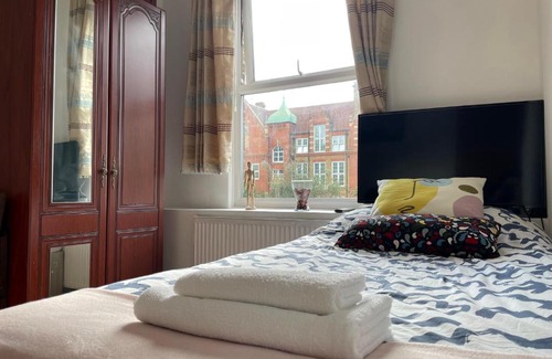 Shacklewell Apartment | Spacious Family Flat