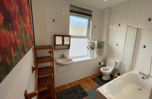 Shacklewell Apartment | Spacious Family Flat