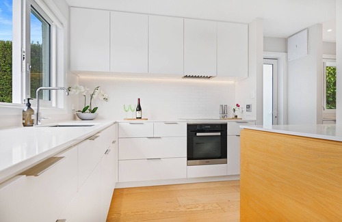 Christchurch House | Spacious, Family-Friendly, 4BR, Home & Garden near Airport