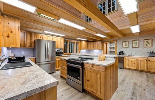 Rowleys Bay House | Spacious Family-Friendly Cottage on 7.5 acre peaceful wooded area