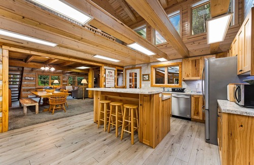 Rowleys Bay House | Spacious Family-Friendly Cottage on 7.5 acre peaceful wooded area