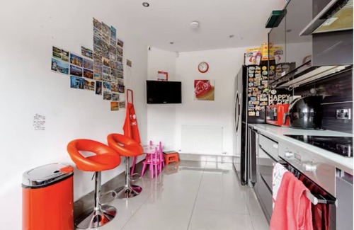 Crayford House | Spacious Family Friendly Home with secure parking and close to shops