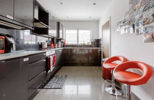 Crayford House | Spacious Family Friendly Home with secure parking and close to shops