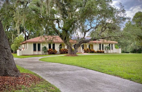 Inverness House | Spacious family friendly pool home