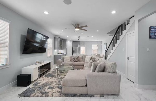 Spring Branch House | Spacious Family-Friendly Home w/Backyard + BBQ