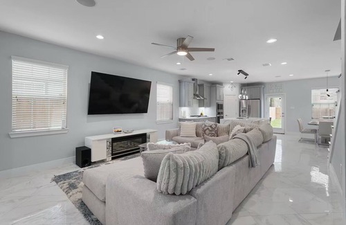 Spring Branch House | Spacious Family-Friendly Home w/Backyard + BBQ