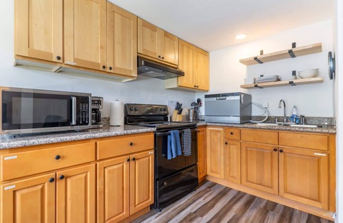 South Park House | Spacious Family-Friendly 2BR Suite in South SEA
