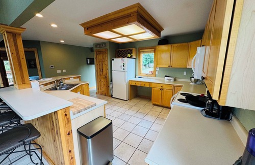 Panora Cabin | Spacious Family Friendly Cabin on the Water with Bunkhouse- Sleeps 12