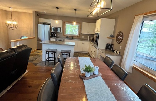 Flesherton House | Spacious Family getaway at Lake Eugenia