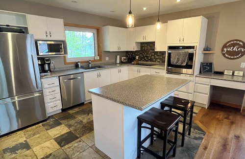 Flesherton House | Spacious Family getaway at Lake Eugenia