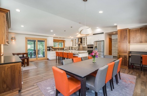 Leavenworth House | Spacious Family Getaway with Hot Tub, Pickleball & BBQ Deck