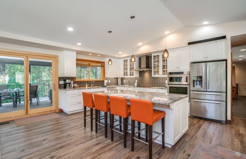 Leavenworth House | Spacious Family Getaway with Hot Tub, Pickleball & BBQ Deck