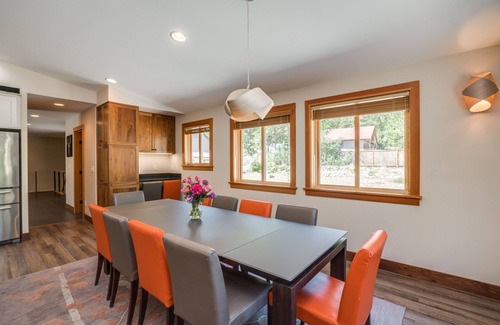 Leavenworth House | Spacious Family Getaway with Hot Tub, Pickleball & BBQ Deck