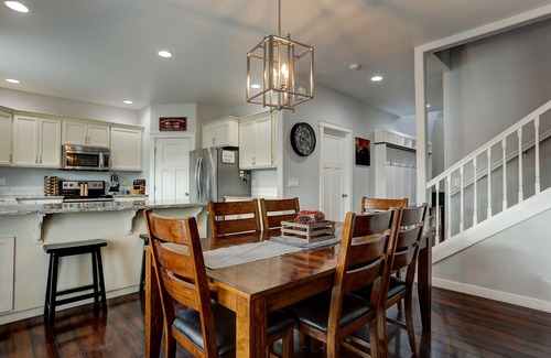 Redmond House | Spacious, family getaway full of entertainment!