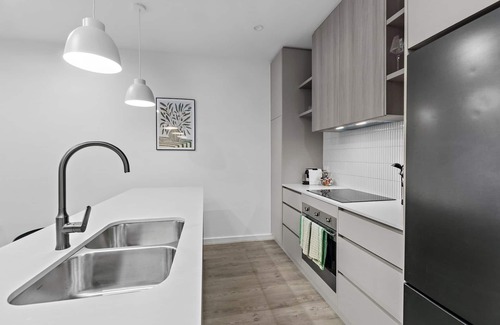 Bowden House | Spacious Family & Group-Friendly 3BR Townhouse with Parking Near Adelaide CBD