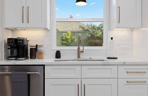 Berkley House | Spacious Family Haven ~ Hot Tub, Pool & Ping Pong, Movie Room!