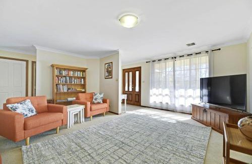 Calare House | Spacious Family Home - Leafy Suburb & Pets Allowed