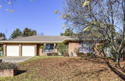 Calare House | Spacious Family Home - Leafy Suburb & Pets Allowed