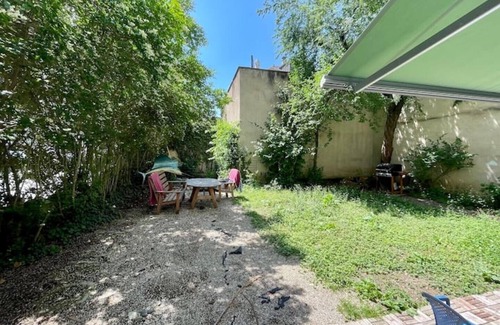 Breite Apartment | Spacious family home & private garden, 150m to Rhine, 8min tram to city center.