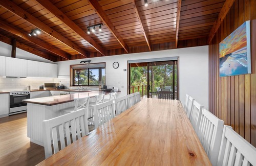 Anglesea House | Spacious family house - pool table and more!Close to the beach and shops.