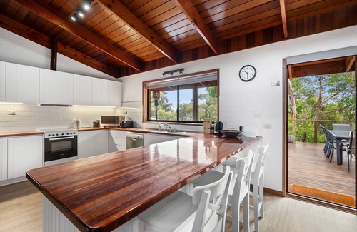 Anglesea House | Spacious family house - pool table and more!Close to the beach and shops.